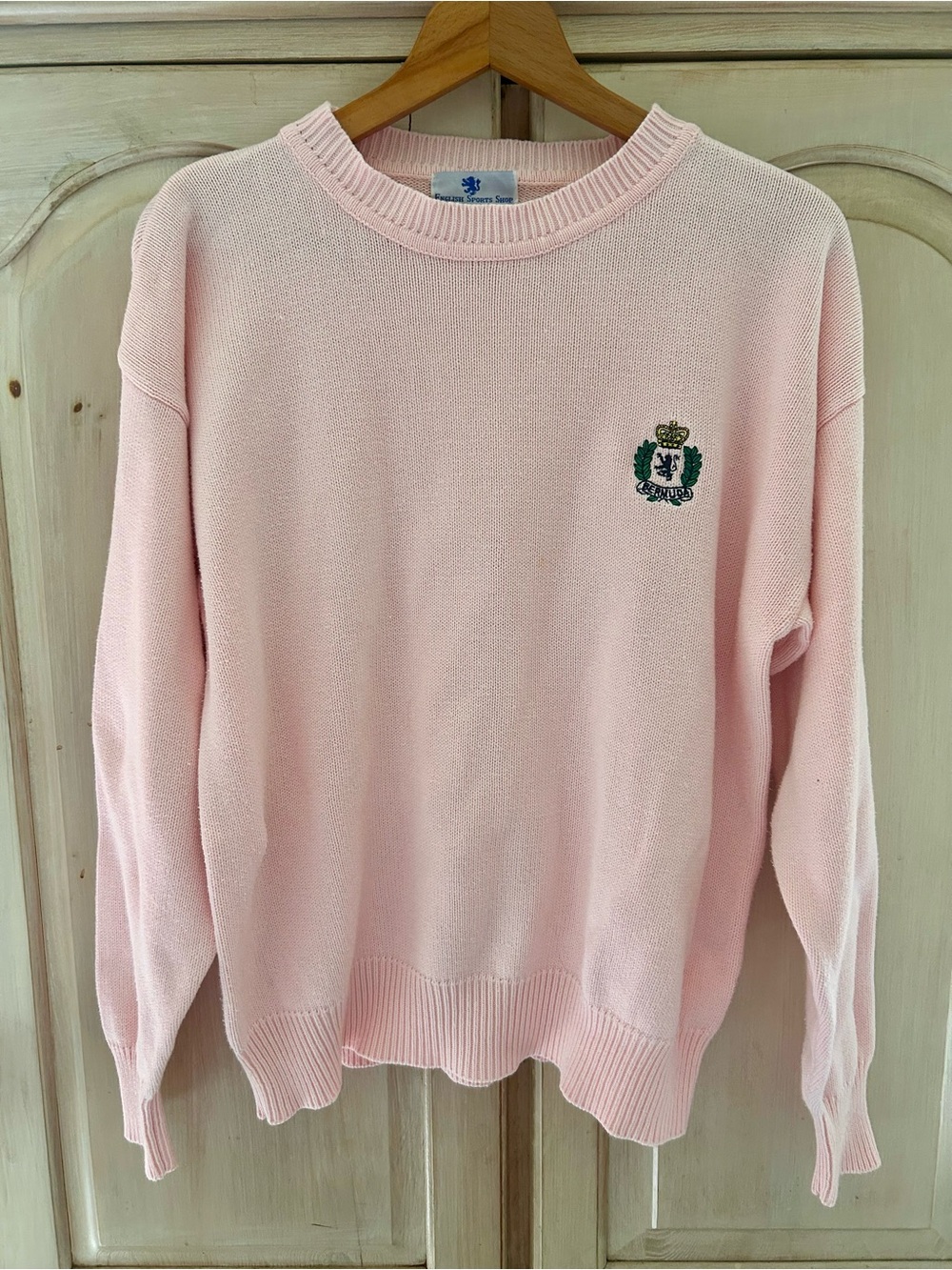 Vintage Light Pink Crewneck Sweater with Embroidered Crest - Preppy Style